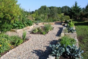 Gartengestaltung mit Sandstein Gemüsebeeten