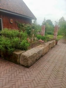 Innenhofgestaltung mit Sandsteinbeet